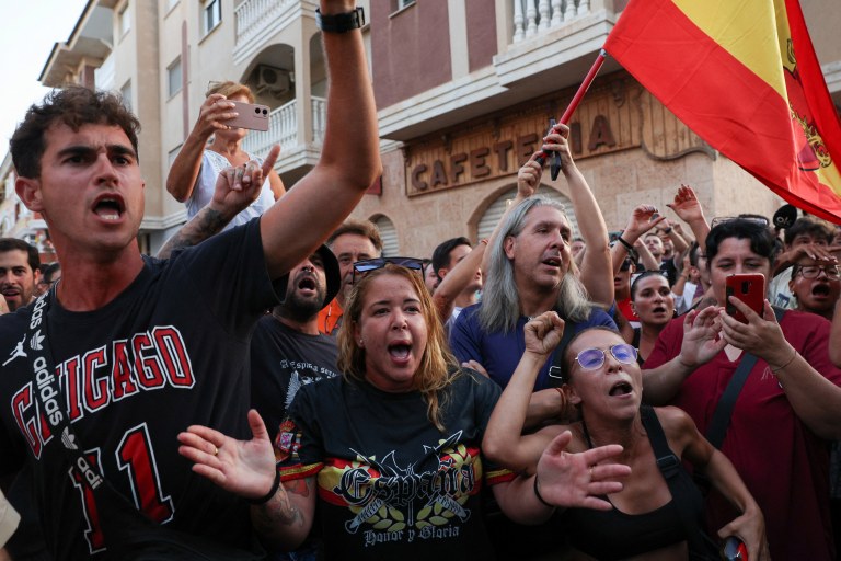 Manifestação contra imigrantes em Torre Pacheco, na Espanha