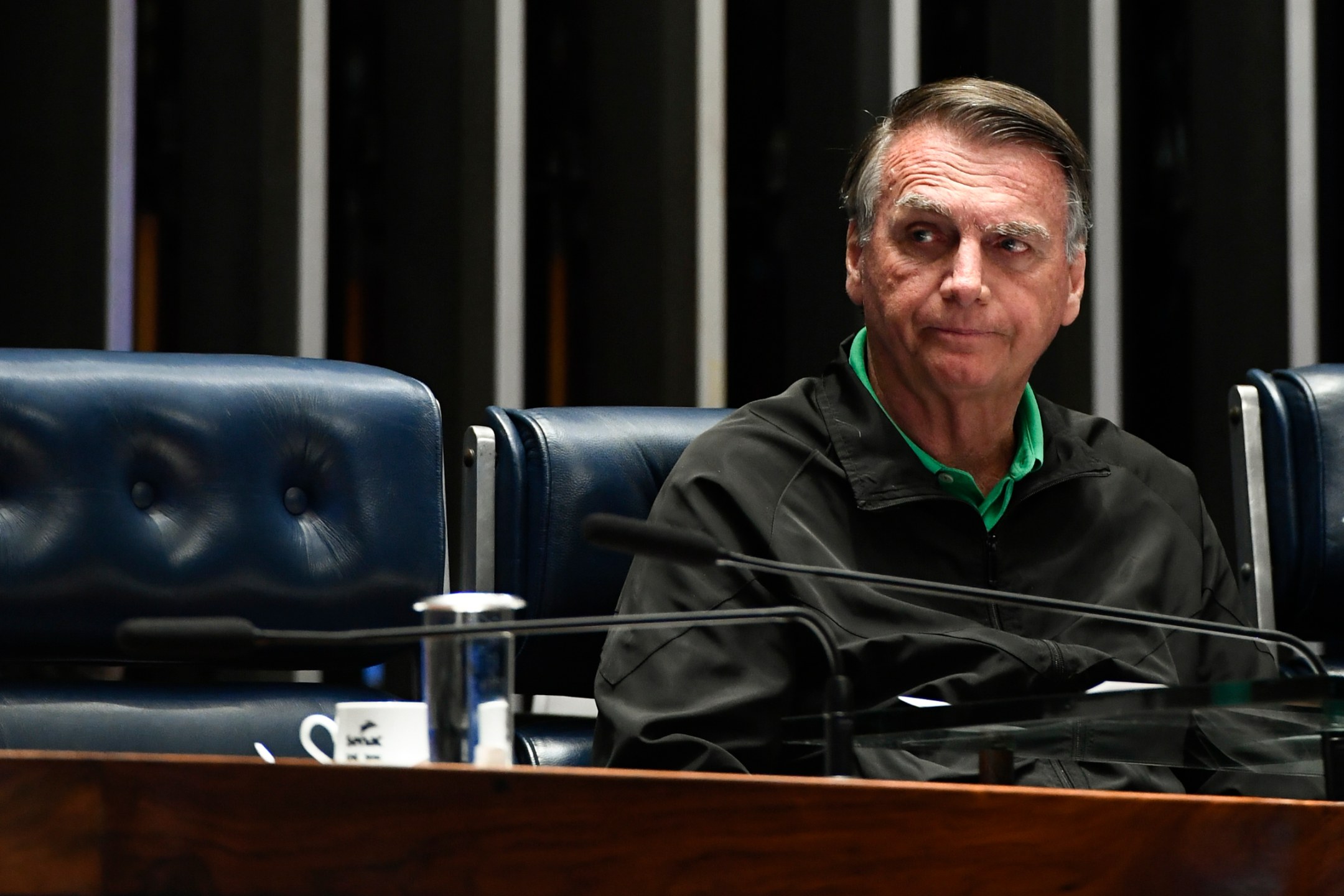 Jair Bolsonaro à mesa