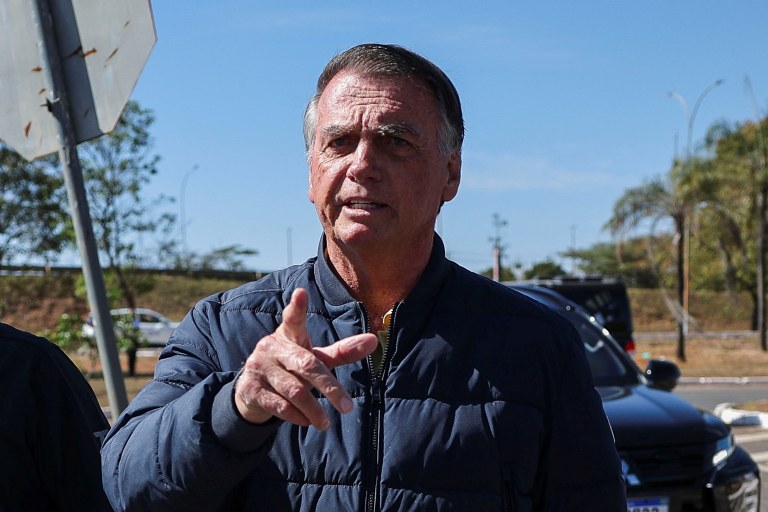 Ex-presidente Jair Bolsonaro chega para colocação de tornozeleira eletrônica em Brasília
18/07/2025