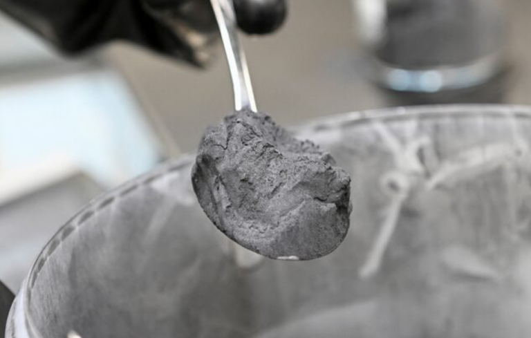 Pó de grafite, usado em pasta de bateria, é fotografado em uma linha piloto da Volkswagen para produção de células de bateria em Salzgitter, Alemanha, em 18 de maio de 2022
