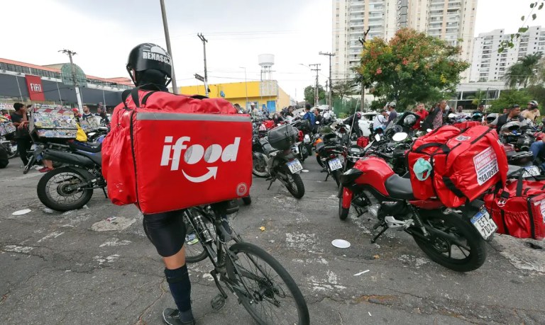 Entregador com mochila do Ifood.