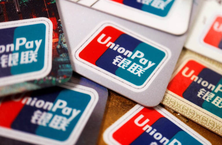 Os cartões UnionPay são vistos em exposição nesta foto ilustrativa tirada em 7 de março de 2022