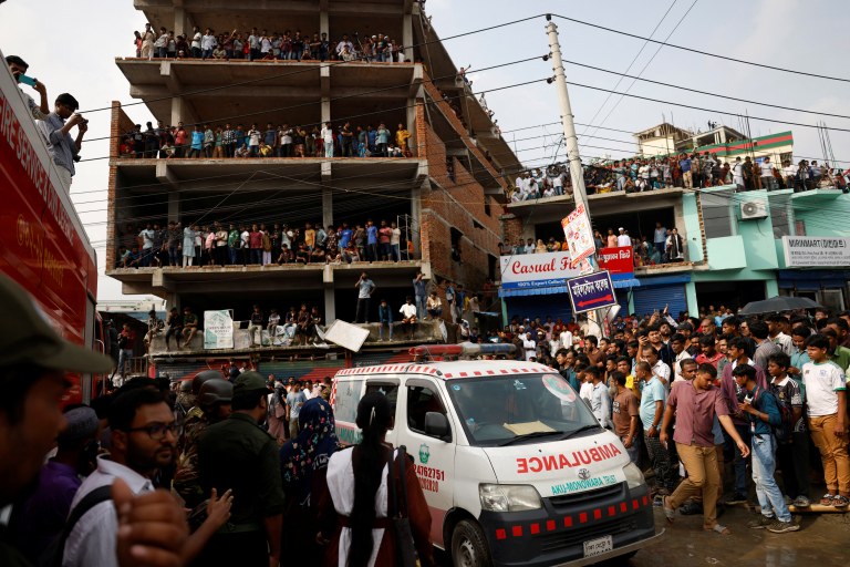 Ambulância passa perto do local de acidente aéreo em Daca, Bangladesh
 21/7/2025