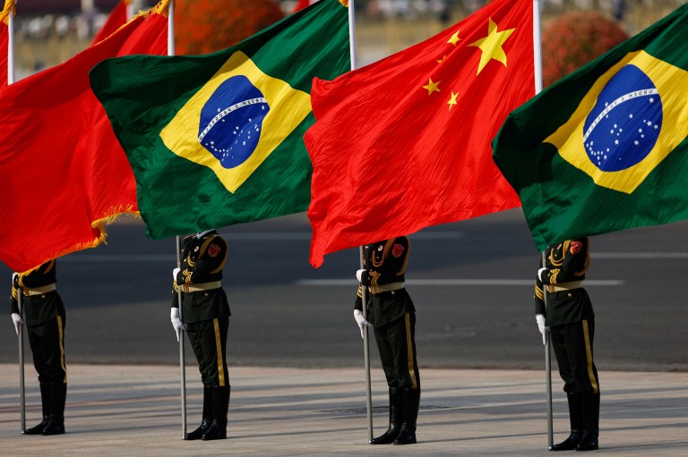 Bandeiras do Brasil e da China por ocasião de visita do presidente Lula a Pequim
13/05/2025
