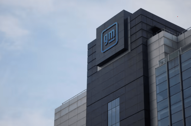 Logotipo da GM é visto na sede da China em Xangai, China, em 29 de agosto de 2022