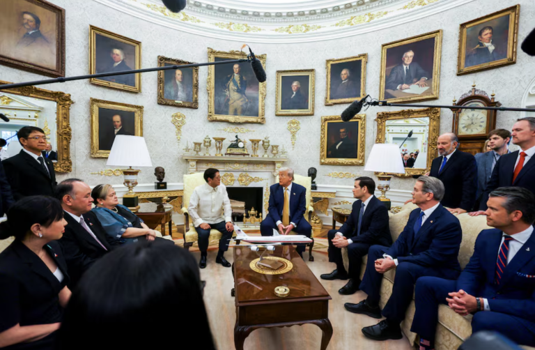 O presidente dos EUA, Donald Trump, ladeado pelo secretário do Tesouro, Scott Bessent, o secretário de Estado, Marco Rubio, e o secretário de Defesa, Pete Hegseth, se encontra com o presidente filipino, Ferdinand Marcos Jr., na Casa Branca, em Washington, DC, EUA, em 22 de julho de 2025