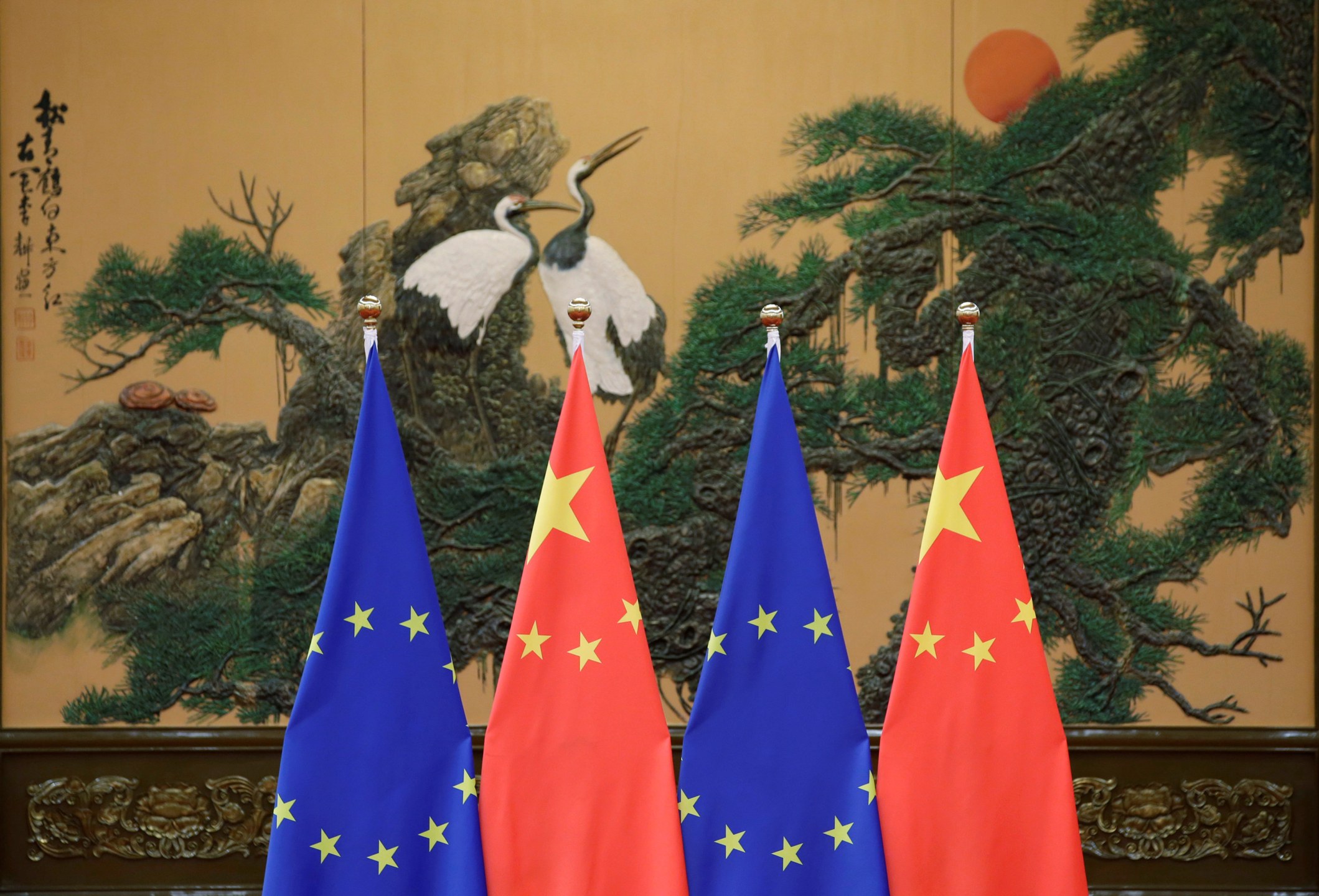 Bandeiras da União Europeia e da China na cúpula China-UE em Pequim, China