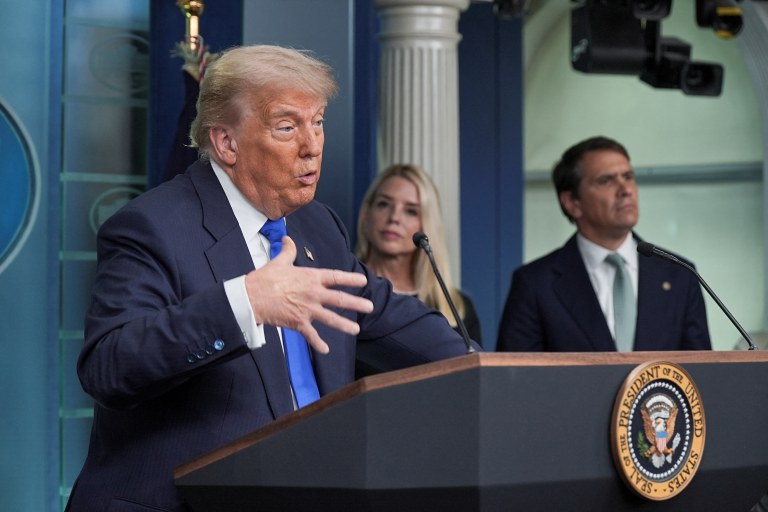 O presidente dos EUA, Donald Trump, fala com a imprensa na presença da procuradora-geral dos EUA, Pam Bondi - 27/06/2025