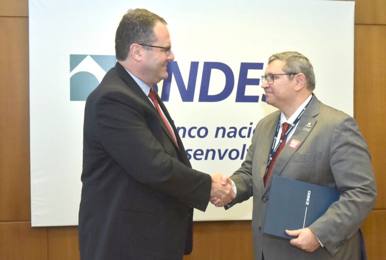 Nelson Barbosa, do BNDES, cumprimenta Jones Soares, da Transpetro