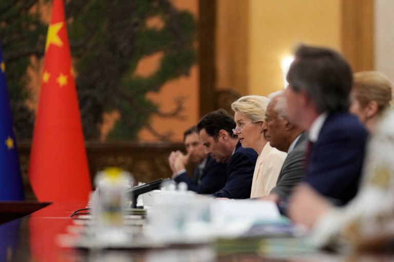 A presidente da Comissão Europeia, Ursula von der Leyen, discursa durante o discurso de abertura com o primeiro-ministro chinês, Li Qiang, durante a cúpula UE-China no Grande Salão do Povo, Pequim, China, em 24 de julho de 2025