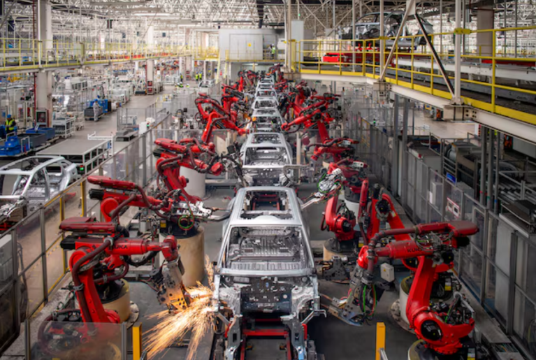 Braços robóticos montam carros na linha de produção de veículos elétricos da Leapmotor em uma fábrica em Jinhua, província de Zhejiang, China, em 26 de abril de 2023