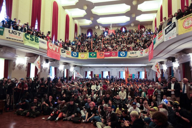 São Paulo (SP), 25/07/2025 - Pessoas participam de ato pela Soberania do Brasil, na Faculdade de Direito da USP