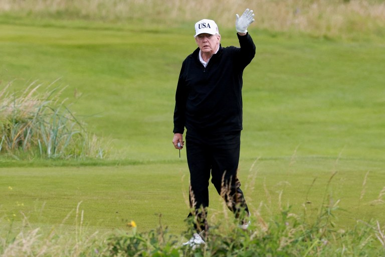 O presidente dos EUA, Donald Trump, acena no campo de golfe Trump Turnberry, em Turnberry, Escócia - 26/07/2025