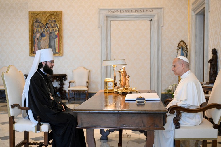 O papa Leão interage com o metropolita Anthony de Volokolamsk, no Vaticano - 26/07/2025