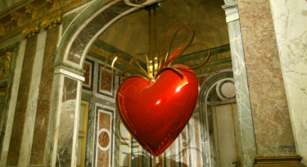 Obra de arte de Jeff Koons no Palácio de Versalhes