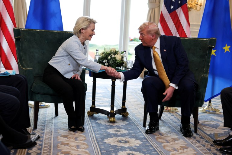 O presidente dos EUA, Donald Trump, aperta a mão da presidente da Comissão Europeia, Ursula von der Leyen, em Turnberry, Escócia - 27/07/2025
