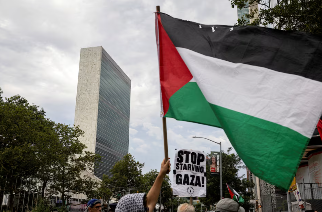 Pessoas se reúnem em frente à sede das Nações Unidas durante o protesto "Pare de Matar Gaza de Fome Agora" em meio ao conflito entre Israel e o Hamas, na cidade de Nova York, EUA, em 25 de julho de 2025