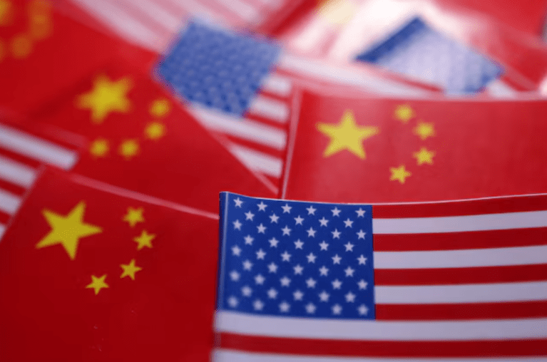 As bandeiras dos EUA e da China são vistas nesta ilustração