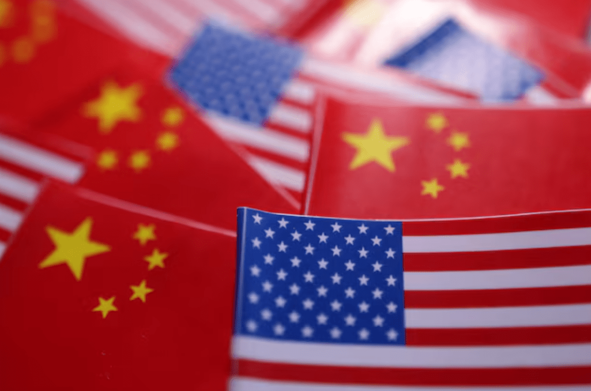 As bandeiras dos EUA e da China são vistas nesta ilustração