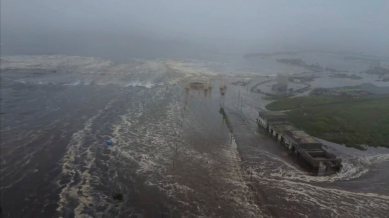 Ondas de tsunami inundam área no extremo leste da Rússia em Severo-Kurilsk
 30/7/2025    Divulgação via REUTERS