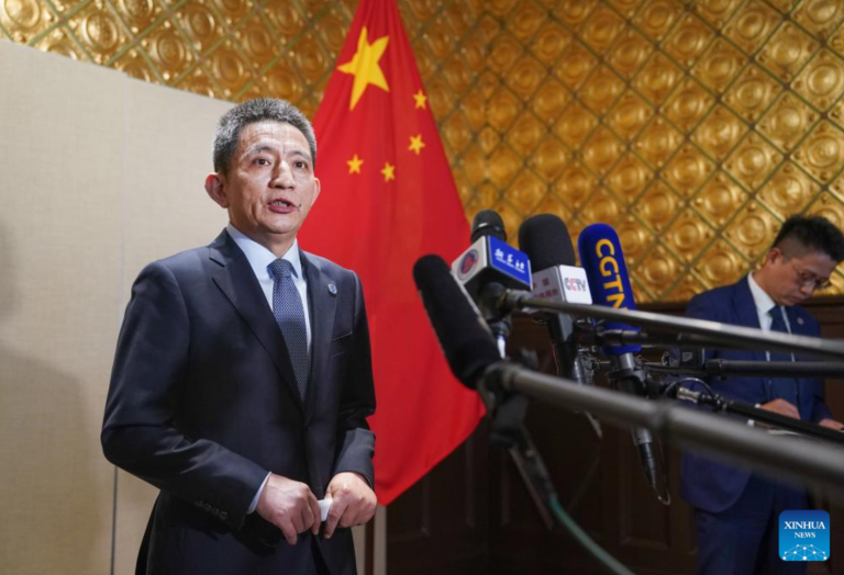 Li Chenggang, representante de comércio internacional da China no Ministério do Comércio e vice-ministro do Comércio, informa a imprensa após a nova rodada de negociações econômicas e comerciais entre a China e os Estados Unidos em Estocolmo