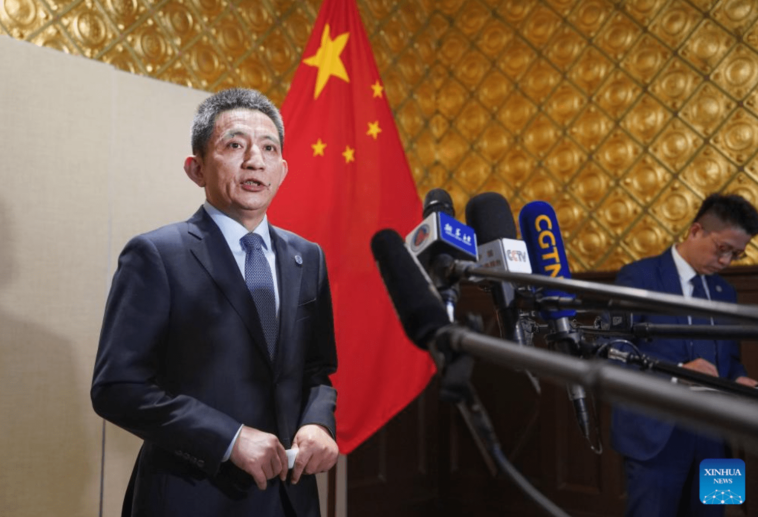 Li Chenggang, representante de comércio internacional da China no Ministério do Comércio e vice-ministro do Comércio, informa a imprensa após a nova rodada de negociações econômicas e comerciais entre a China e os Estados Unidos em Estocolmo