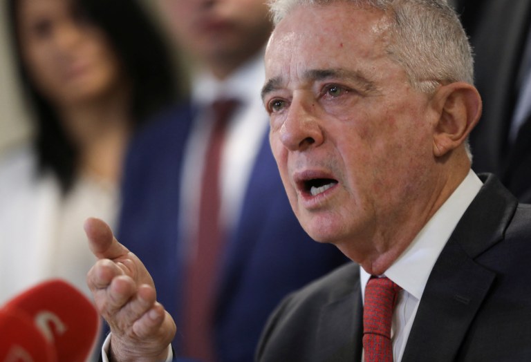 O ex-presidente da Colômbia Álvaro Uribe durante entrevista coletiva em Bogotá
18/04/2024