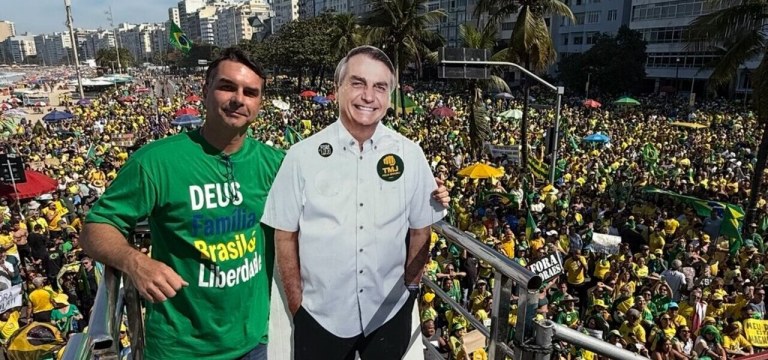 Flávio Bolsonaro e totem de Jair Bolsonaro
