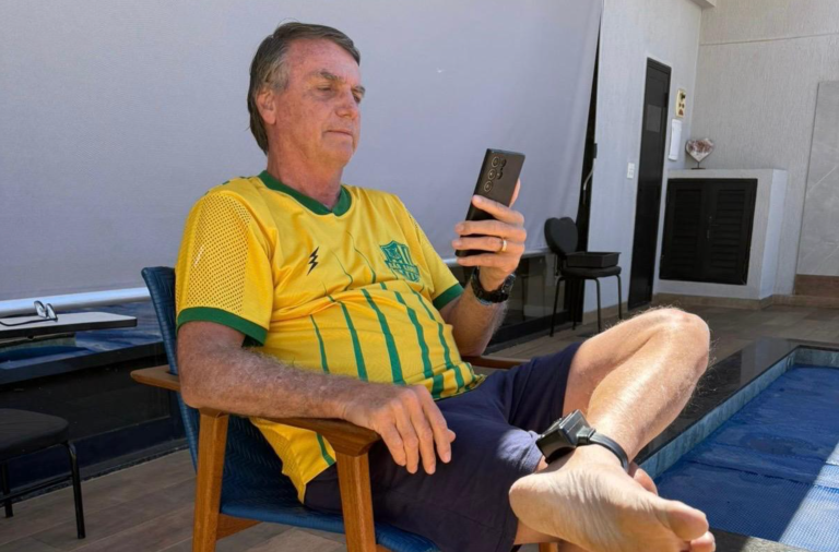 Bolsonaro com sua tornozeleira