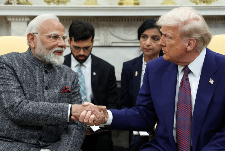 O presidente dos EUA, Donald Trump, e o primeiro-ministro indiano, Narendra Modi, apertam as mãos na Casa Branca, em Washington, DC, EUA, em 13 de fevereiro de 2025