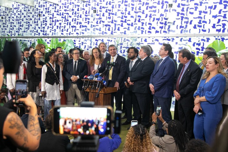 Coletiva de imprensa liderada pelo deputado Lindbergh Farias