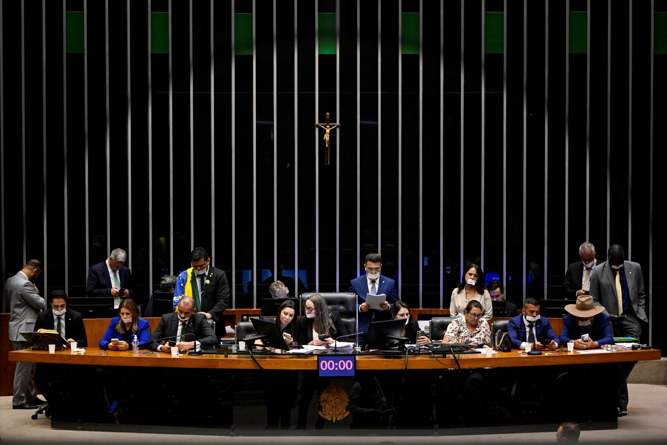 Parlamentares da oposição na Mesa da Câmara tapam a boca para protestar contra a prisão domiciliar do ex-presidente Bolsonaro, em Brasília