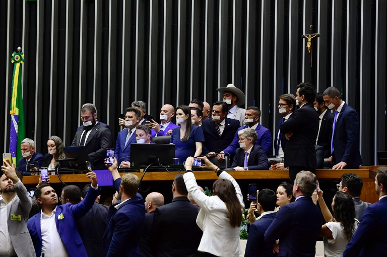 Deputados de oposição ocupam Mesa Diretora da Câmara dos Deputados. O grupo promete permanecer no local até que a Casa dê uma “resposta” à prisão e às demais sanções impostas pelo ministro do STF ao Jair Bolsonaro