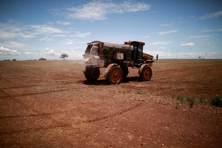 Agricultor espalha fertilizantes em Brasília