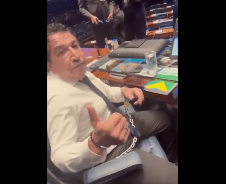 Magno Malta em protesto pró-Bolsonaro no Congresso Nacional