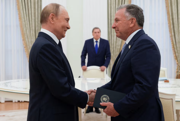 O presidente russo Vladimir Putin recebe o enviado do presidente dos EUA, Donald Trump, Steve Witkoff, durante uma reunião em Moscou, Rússia, em 6 de agosto de 2025