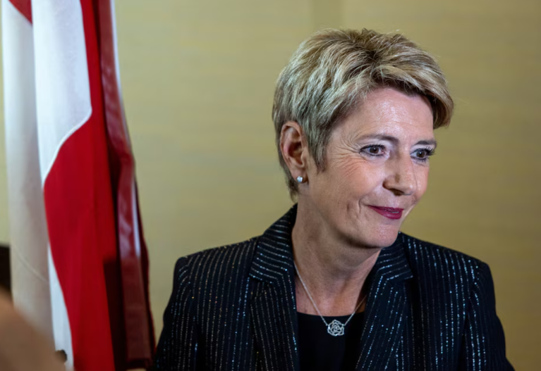 A presidente suíça, Karin Keller-Sutter, fala com a imprensa após uma coletiva de imprensa, após se reunir em reuniões bilaterais separadas com as delegações chinesa e americana antes das negociações comerciais em Genebra, Suíça, em 9 de maio de 2025