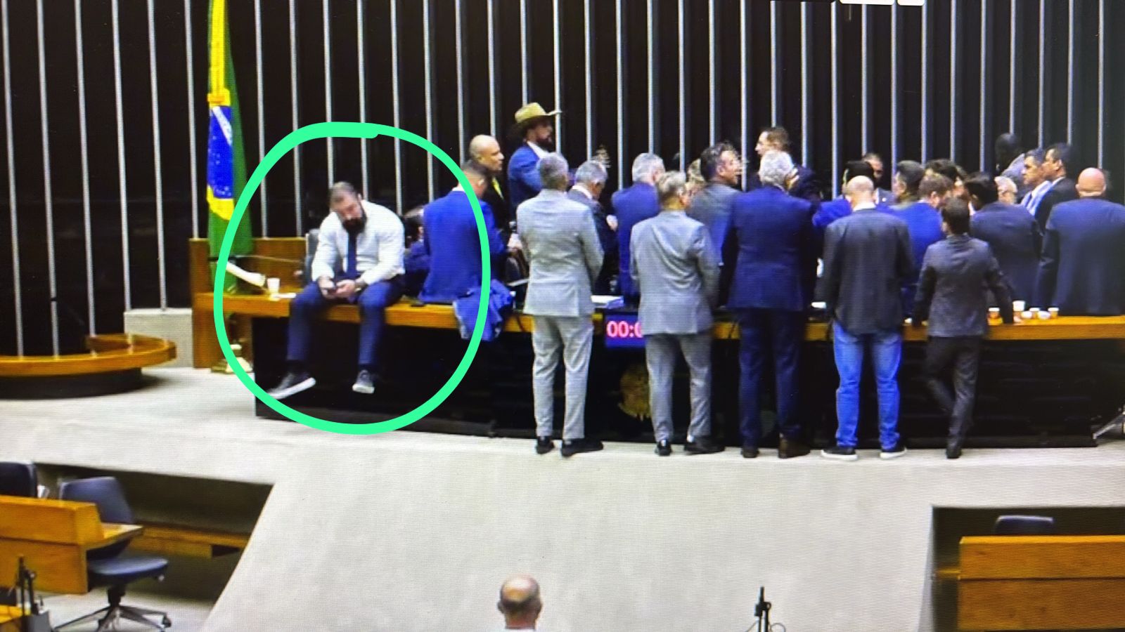 Paulo Bilynskyj sentado na Mesa da Câmara