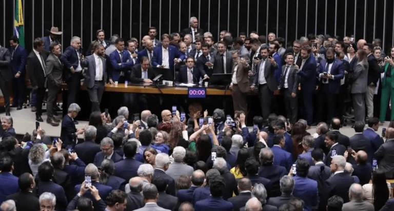 Hugo Motta diante do plenário ocupado