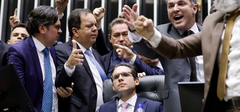 Hugo Motta cercado por deputados