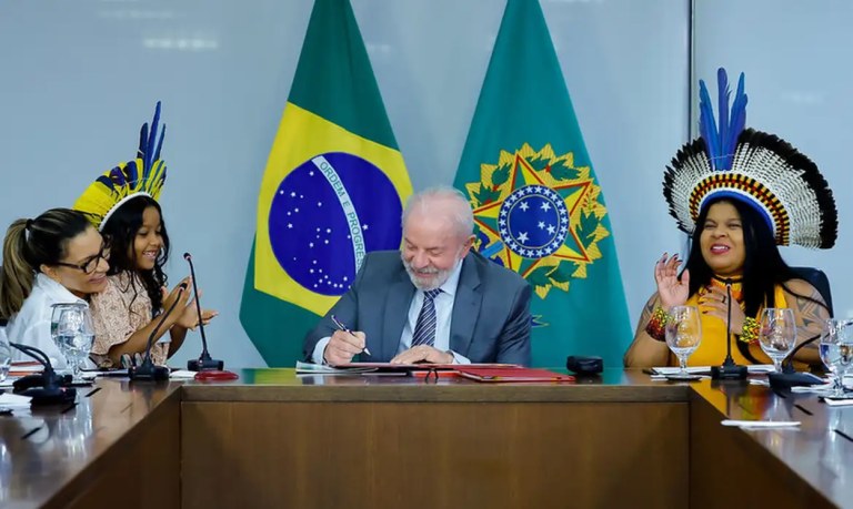 Lula e Sônia Guajajara