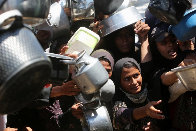 Palestinos desesperados aguardam para receber comida em Khan Younis, na Faixa de Gaza, em meio aos ataques de Israel - 04/08/2025