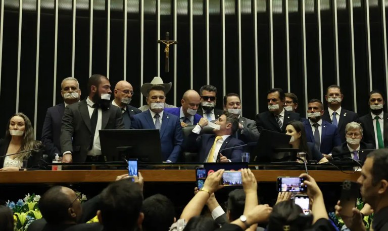 Oposição de extrema direita ocupa Congresso contra prisão de Bolsonaro
