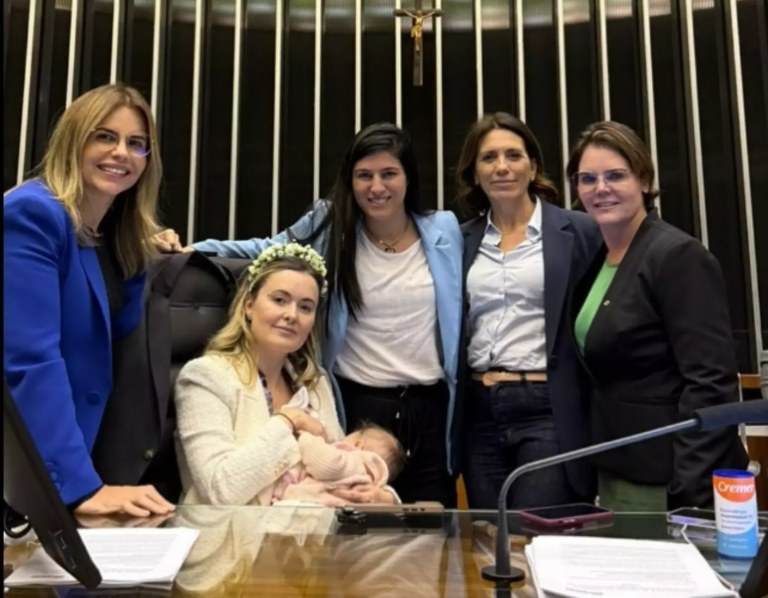 Deputada Julia Zanatta leva bebê para motim da oposição que obstruiu a Mesa Diretora da Câmara