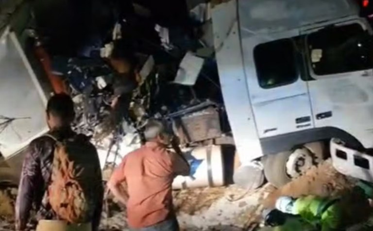 Batida entre ônibus e carreta deixou mortos e feridos na BR-163