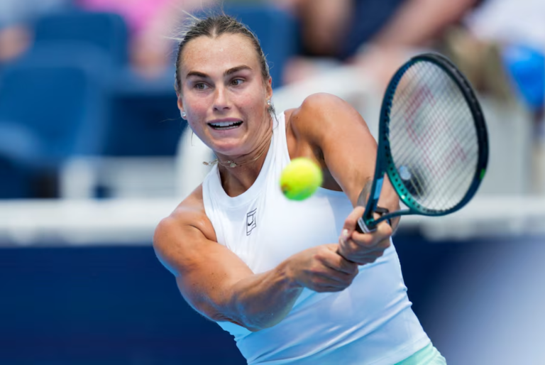 11 de agosto de 2025; Cincinnati, OH, EUA; Aryna Sabalenka (BLR) devolve uma tacada contra Emma Raducanu (GBR) durante o Aberto de Cincinnati no Lindner Family Tennis Center