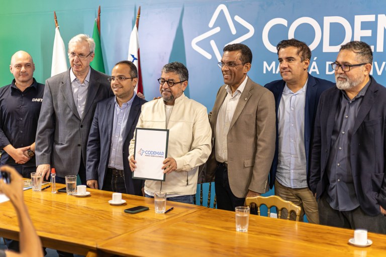 Prefeito Washington Quaquá (o quarto da esq. para a dir.) junto com outras lideranças