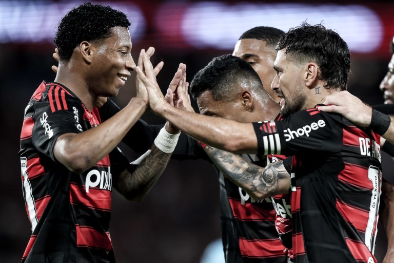Gonzalo Plata e Giorgian de Arrascaeta celebram gol do Flamengo contra o Mirassol, no Maracanã - 09/08/2025