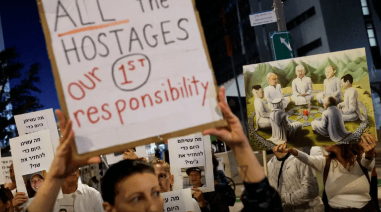 Manifestantes israelenses pedem prioridade para libertação de prisioneiros em poder do Hamas