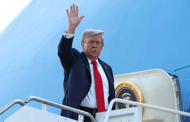 Presidente Donald Trump embarca no Força Aérea Um enquanto parte para o Alasca para se encontrar com o presidente russo Vladimir Putin para negociar o fim da guerra na Ucrânia, da Base Conjunta Andrews, em Maryland, em 15 de agosto de 2025